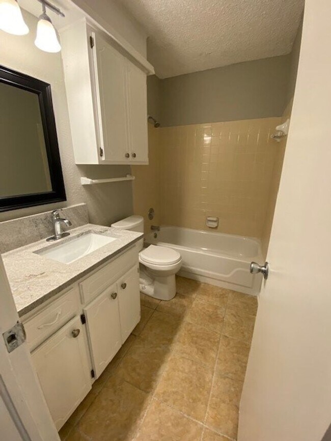 Building Photo - 4 Bed, 2 Bath Corner Lot in Broken Arrow!