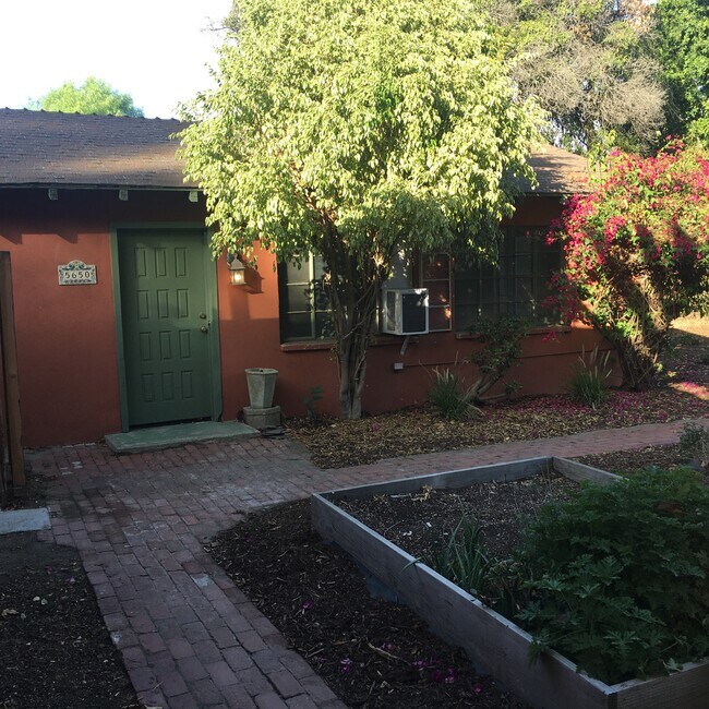 guest house exterior - 5650 Rhodes Ave