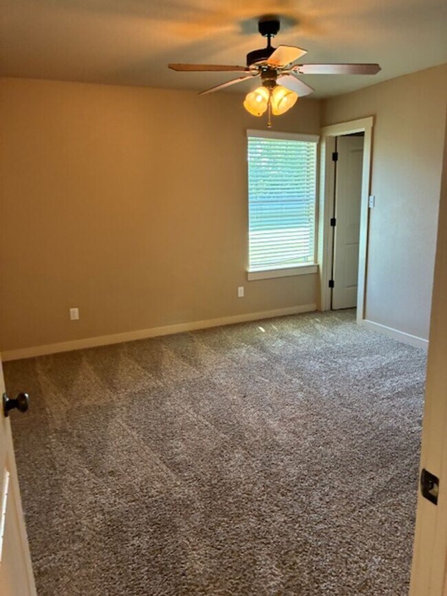 Building Photo - 3301 Lineage Loop