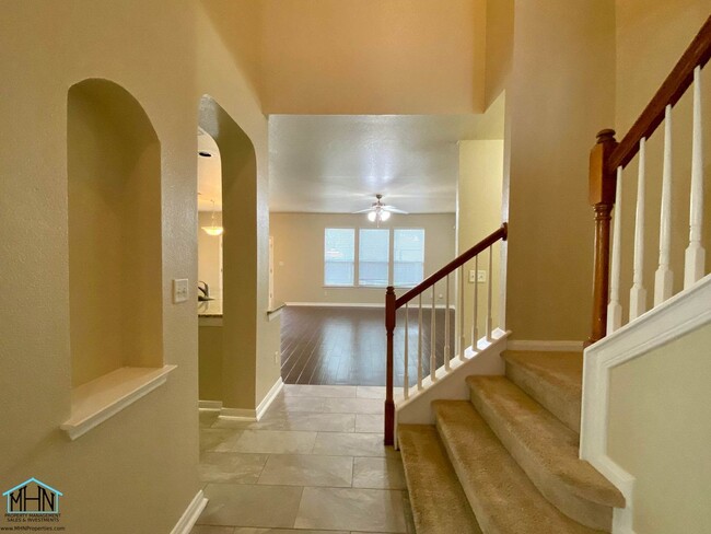 Building Photo - LARGE 4 bed/3.5 bath, with open floor plan...