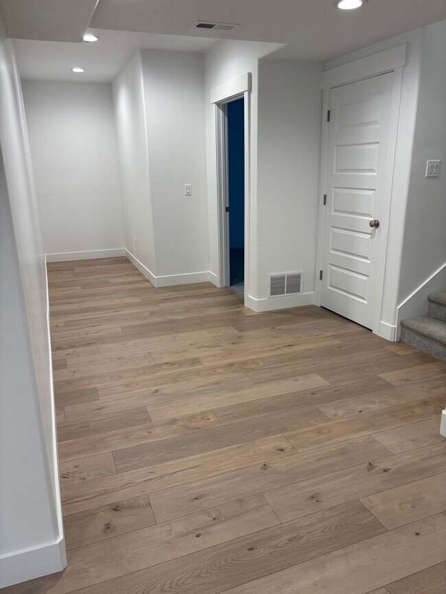 Building Photo - Basement Apartment