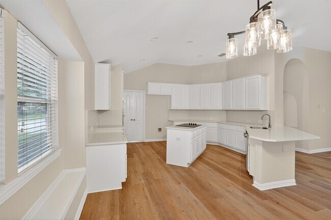 Building Photo - 6864 Bushnell Dr