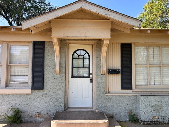 Building Photo - 3 bedroom 2 bathrooms