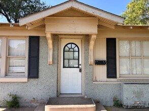 Building Photo - 3 bedroom 2 bathrooms