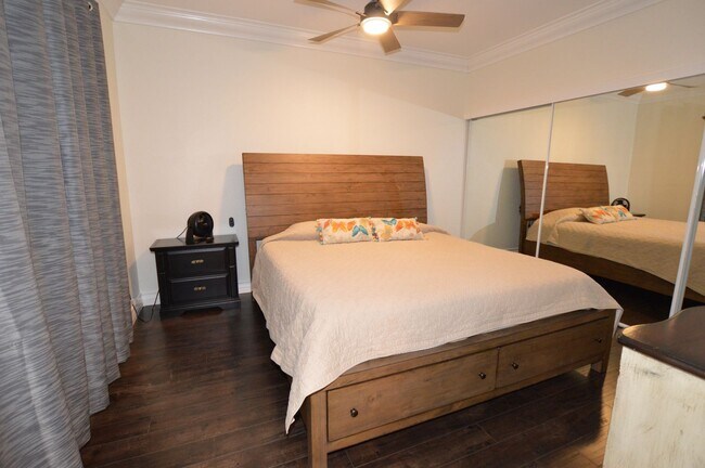 Building Photo - Beautiful and Bright Furnished, 1 Bd / 1 Ba  Condo w/ Pool View