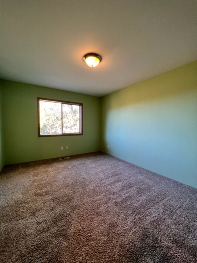 Building Photo - STUNNING VIEWS from this 3 bedroom, 2 bath home | Available February