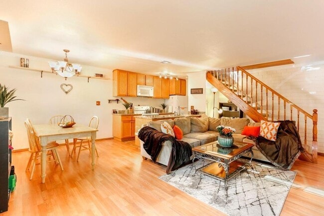 Building Photo - Madison Villa Condo Available July 1st