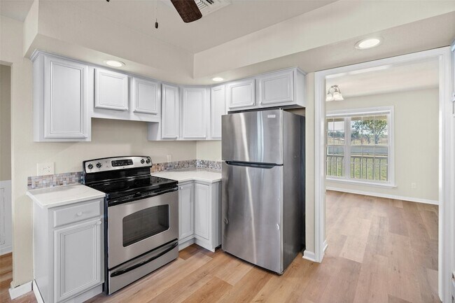 Building Photo - 201 Gail Dr