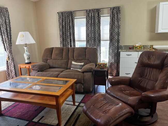Building Photo - Spacious 3 bed/2bath in Town, Month-to-Month or long term lease.