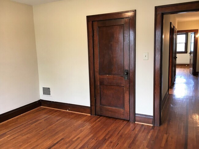 Building Photo - 431-433-433 E Tompkins St