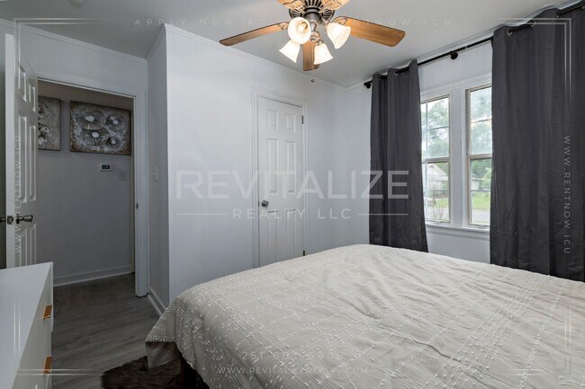 Building Photo - HALF-OFF DEPOSIT SPECIAL! Furnished 2 Bedr...