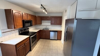 Building Photo - 3 Bedroom 2 Bathroom Condo Near Leetsdale and Monaco