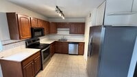 Building Photo - 3 Bedroom 2 Bathroom Condo Near Leetsdale and Monaco
