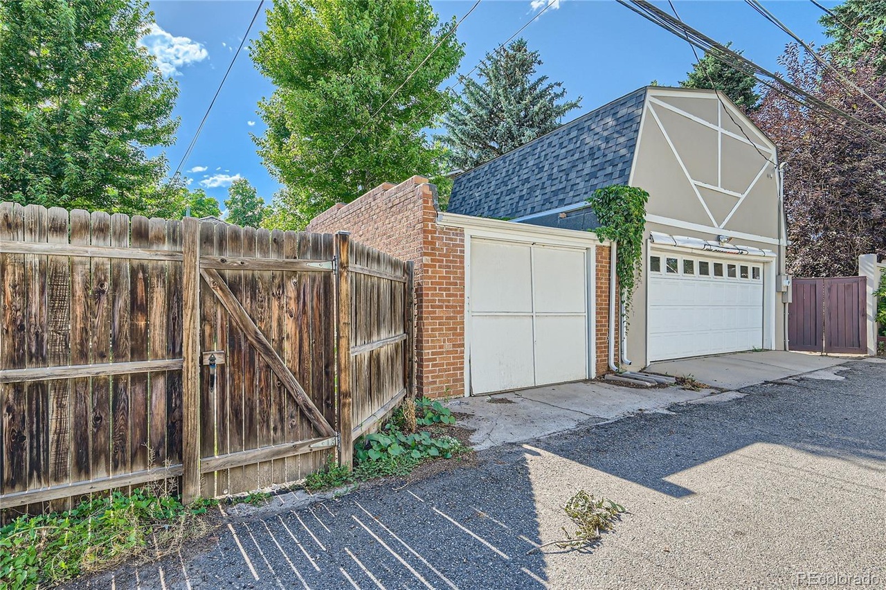 Building Photo - 1034 S Corona St
