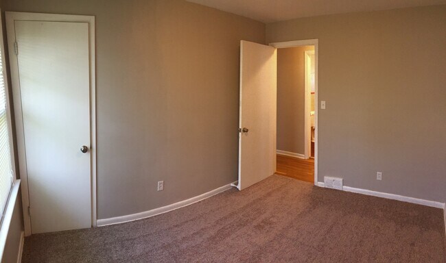 Building Photo - Beautiful 3-Bedroom Ranch available for im...