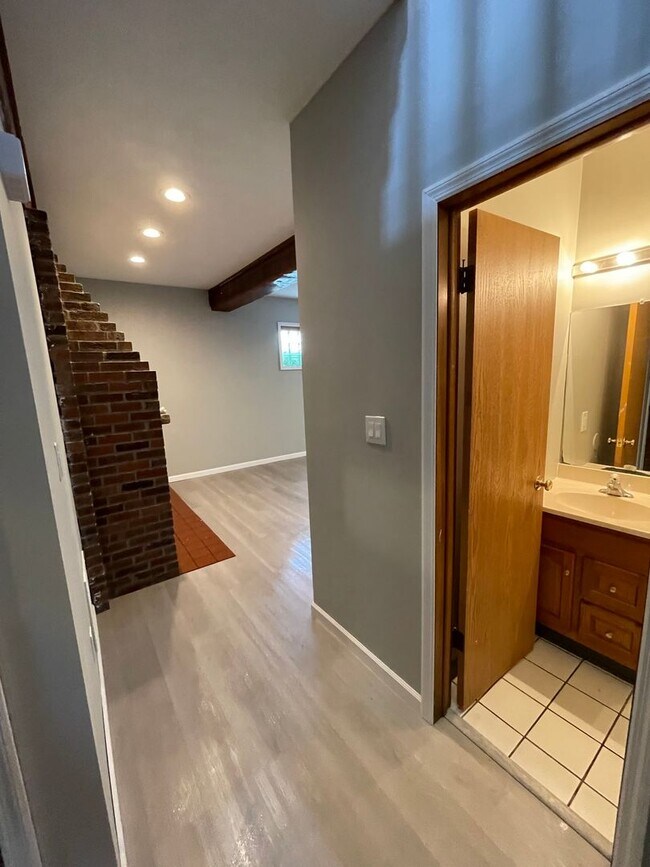 Building Photo - (22) 98-100 Woodruff Avenue