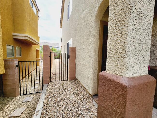 Building Photo - 7445 Calzado Dr