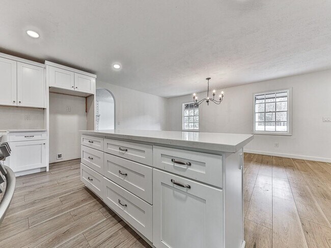 Building Photo - 421 Creek Valley Dr