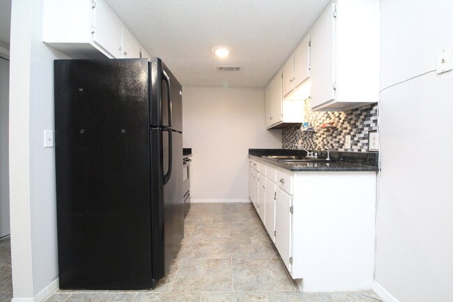 Building Photo - Updated 2BR/1.5BA End-Unit Townhome Near N...