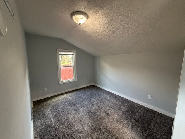 Building Photo - Spacious & Homey 3-Bedroom with Bonus Room