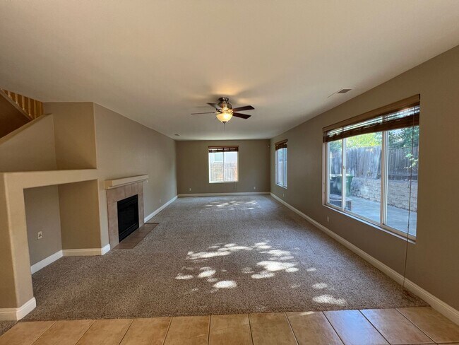 Building Photo - Highly Saught After Stonelake 4 Bedroom wi...