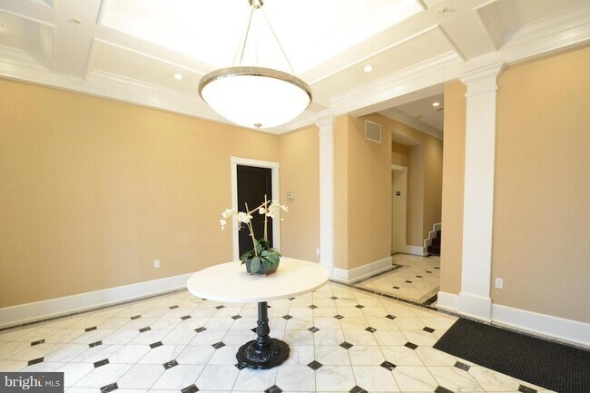 Building Photo - 900 N Washington St