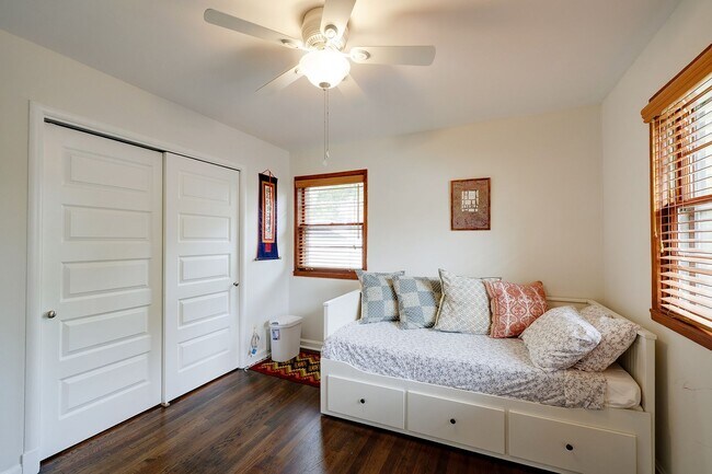 Building Photo - Furnished, Detached Home in Bethesda Alta ...