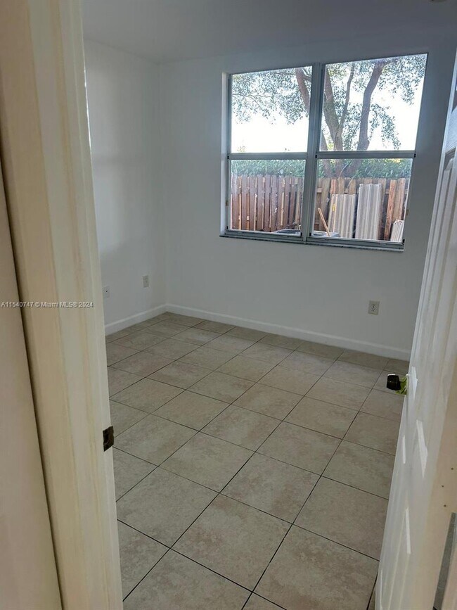 Building Photo - 1650 NE 33rd Rd