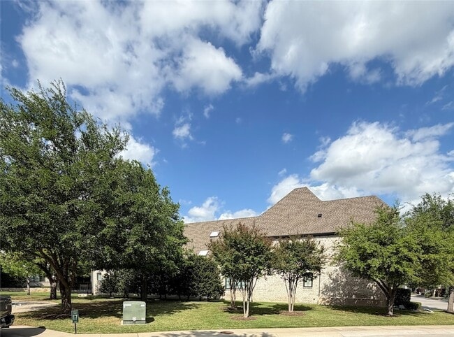 Building Photo - 11 Edge Hill Dr