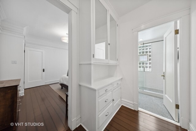 Building Photo - 556 W Roscoe St