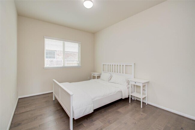 Building Photo - 24019 Via Viale Dr