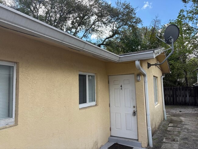 Building Photo - 709 SW 13th Ave