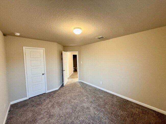 Building Photo - Modern Comfort and Stylish Living