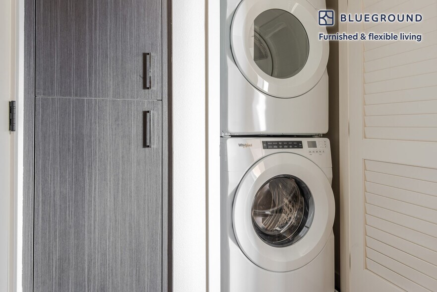 Building Photo - 2333 Calle Del Mundo