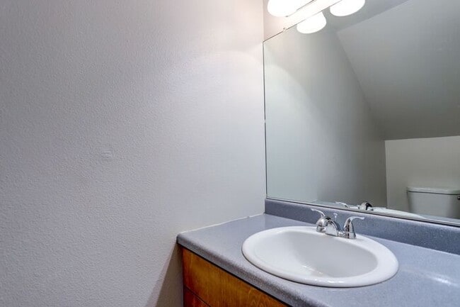 Building Photo - 2 bedroom 1 bath with Garage available and...