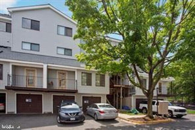 Building Photo - 1611-A Carriage House Terrace