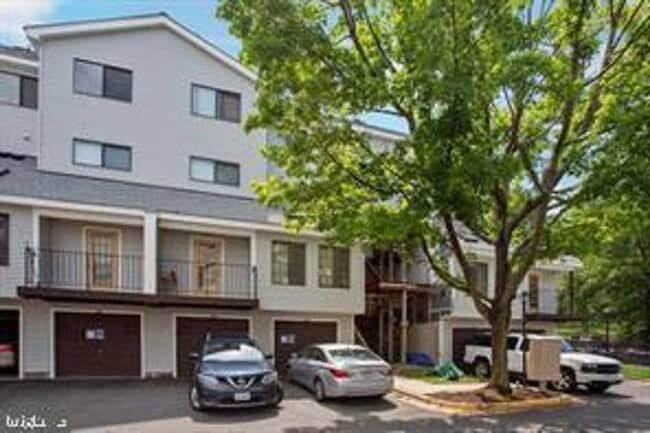 Building Photo - 1611 Carriage House Terrace