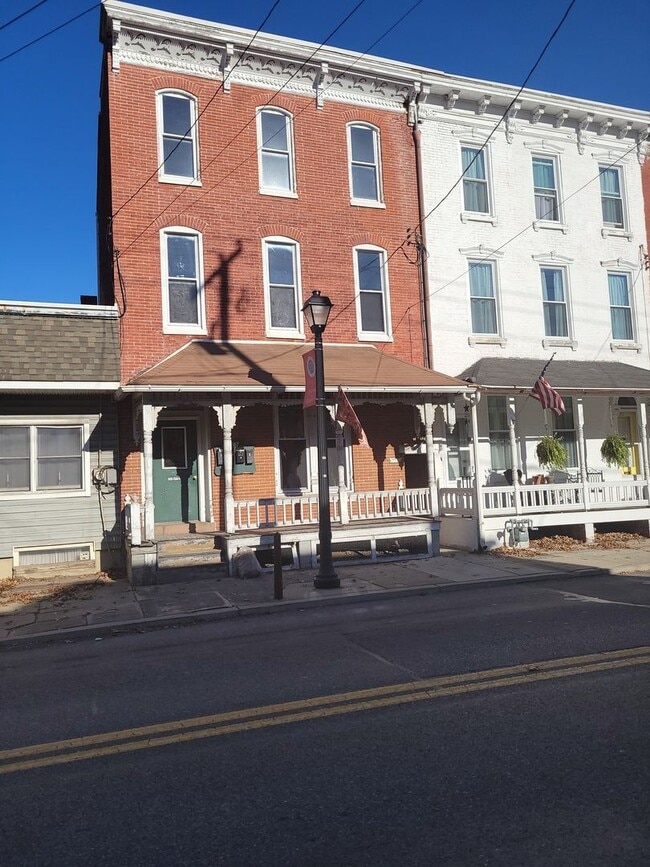Building Photo - 223 Main St