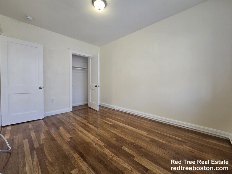 Building Photo - 183 Kent St