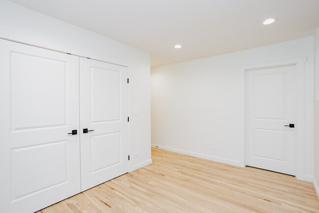 Building Photo - 6677 N Oliphant Ave