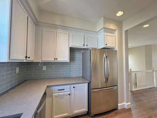 Building Photo - Spacious 1 Bedroom 1 1/2 Bathroom Townhome...