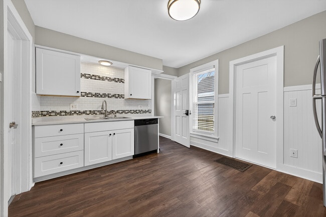 Building Photo - 716 Coit Ave NE