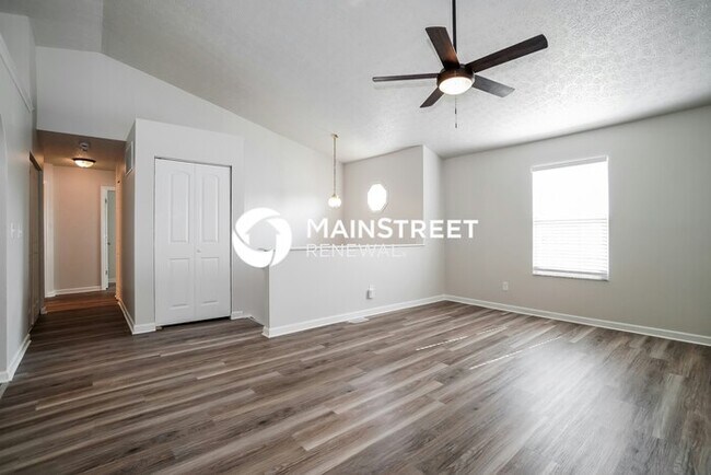 Building Photo - 3 Bedroom Pet-Friendly Home in COLUMBUS, OH with Main Street Renewal