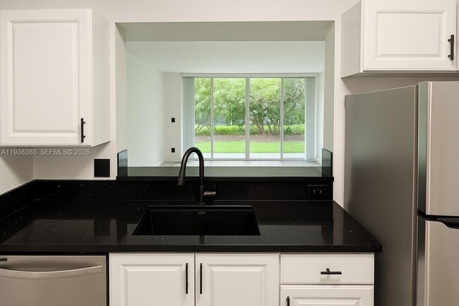 Building Photo - 649 E Sheridan St