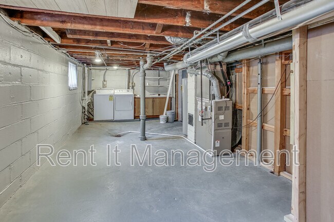 Building Photo - 1823 S 60th St
