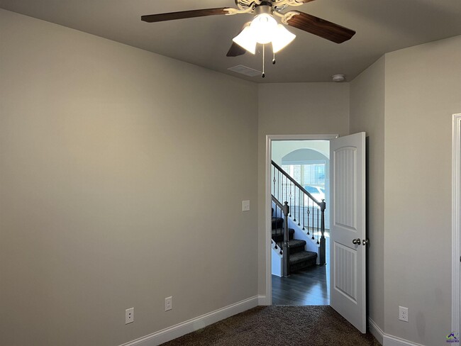 Building Photo - 105 Lacey Oak Ln