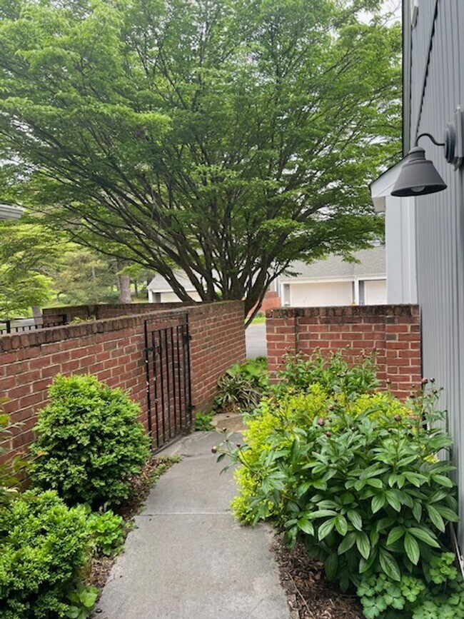 Building Photo - CHARMING TOWNHOME LOCATED IN HIGHLAND HALL...