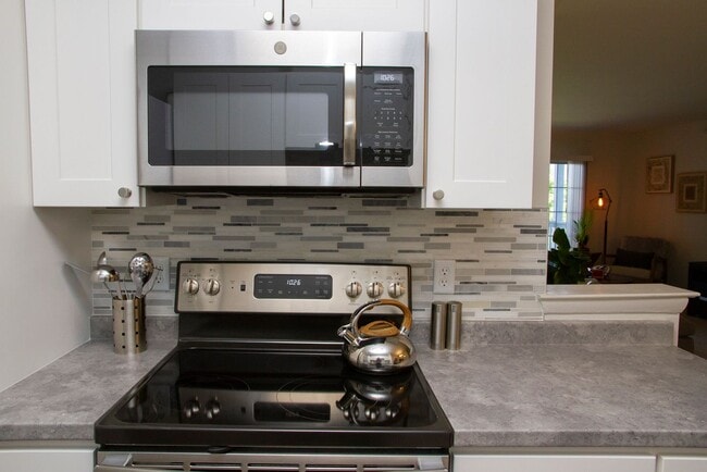Building Photo - Two Bedroom Signature Style Apartment on t...