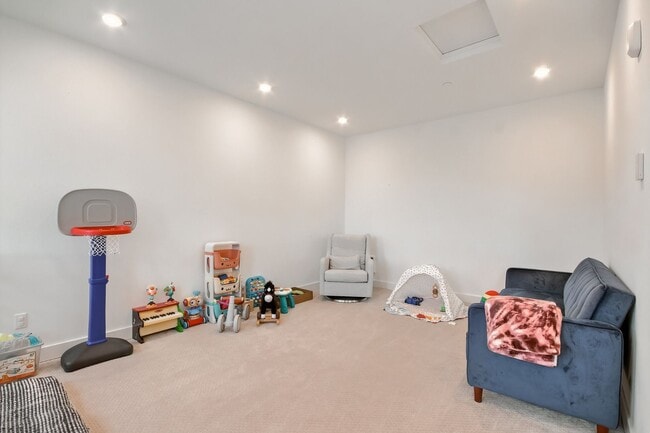 Building Photo - Stunning Modern Townhome in Sammamish!