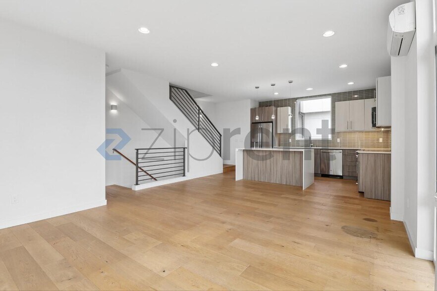 Building Photo - Unit A